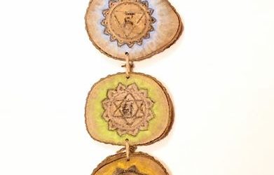 Chakras en rodajas de madera